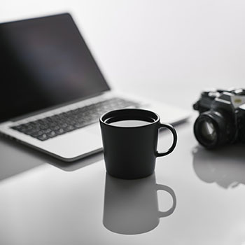 凌晨 · 17c日韩原创视频突然冲上热榜 · 一夜之间指向同一个细节